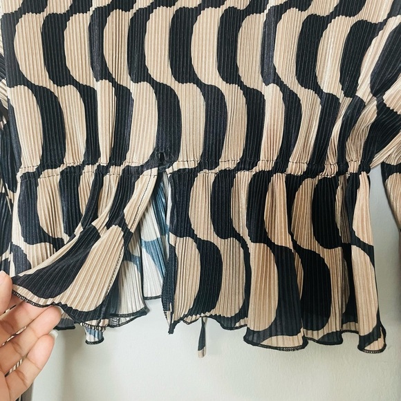 Vernacular Black and Tan Patterned Blouse Size L - Picture 6 of 7